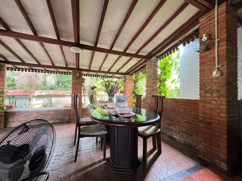 Rumah Luas & Asri Semi Furnished Dalam Komplek Nyaman di Cinere