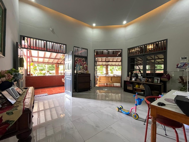 Rumah Luas & Asri Semi Furnished Dalam Komplek Nyaman di Cinere