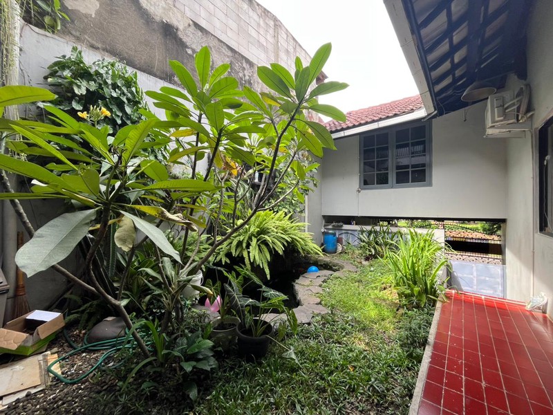 Rumah Luas & Asri Semi Furnished Dalam Komplek Nyaman di Cinere