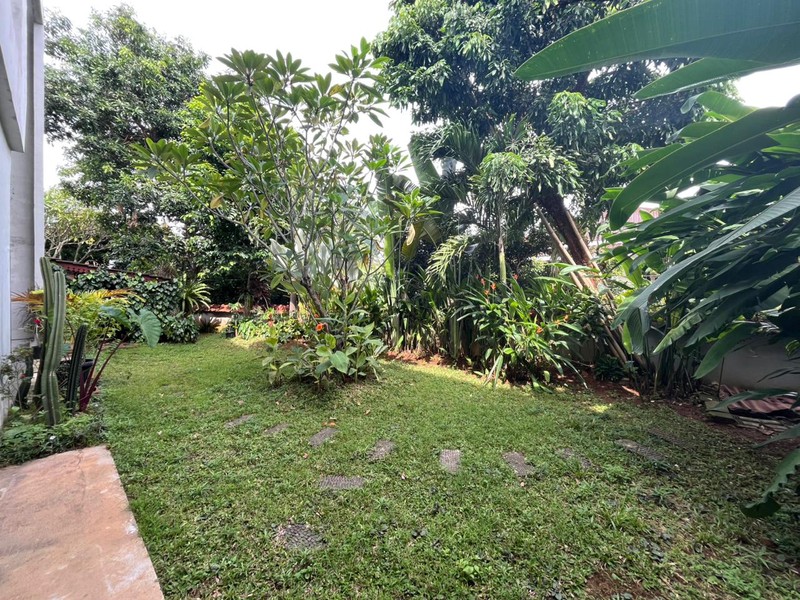 Rumah Luas & Asri Semi Furnished Dalam Komplek Nyaman di Cinere