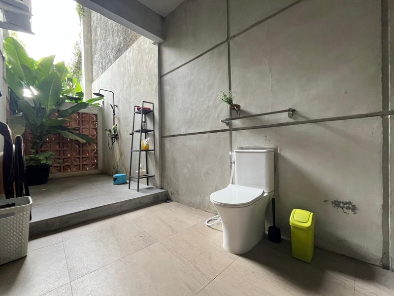 Rumah Luas & Asri Semi Furnished Dalam Komplek Nyaman di Cinere