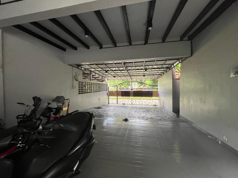 Rumah Luas & Asri Semi Furnished Dalam Komplek Nyaman di Cinere