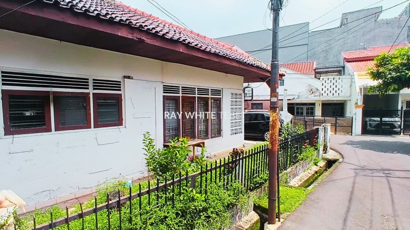 Rumah Lama Hitung Tanah di Tebet - Renovasi atau Bangun Baru