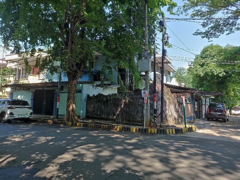 Rumah Tua Hoek Metro Sunter