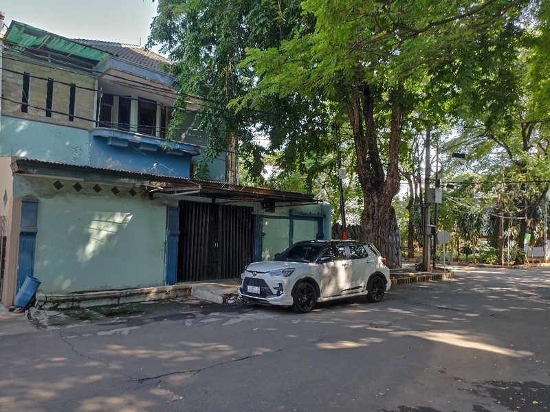 Rumah Tua Hoek Metro Sunter