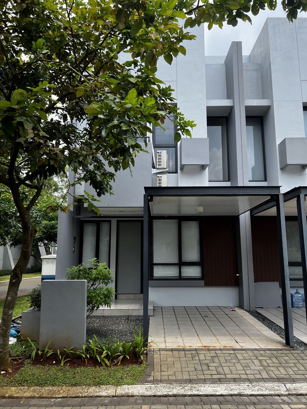 Rumah Baru di Tabebuya, Langka Row Jalan 2 arah, Belum pernah di huni, dekat Grand Lucky dan sekolah international 