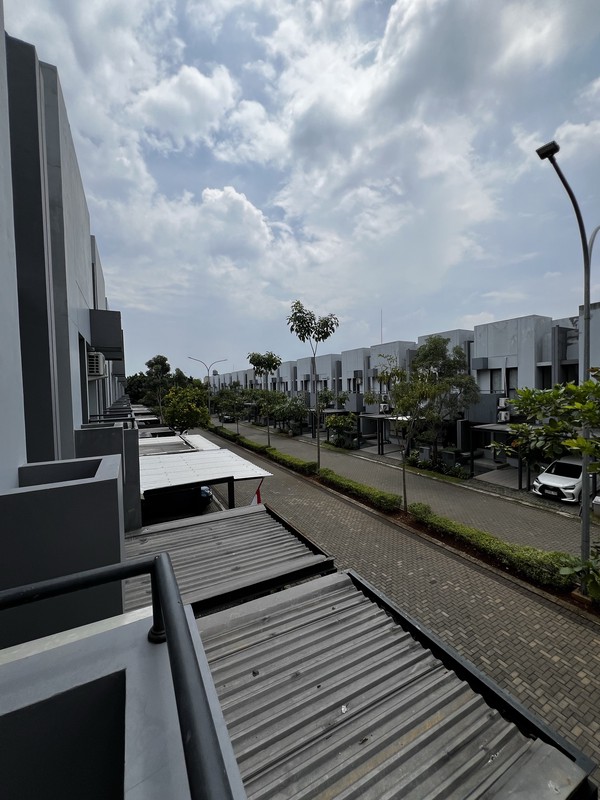 Rumah Baru di Tabebuya, Langka Row Jalan 2 arah, Belum pernah di huni, dekat Grand Lucky dan sekolah international 