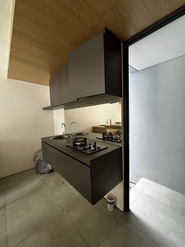 Rumah Baru di Tabebuya, Langka Row Jalan 2 arah, Belum pernah di huni, dekat Grand Lucky dan sekolah international 