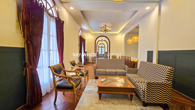 Dijual Rumah Mewah Lokasi Tenang 