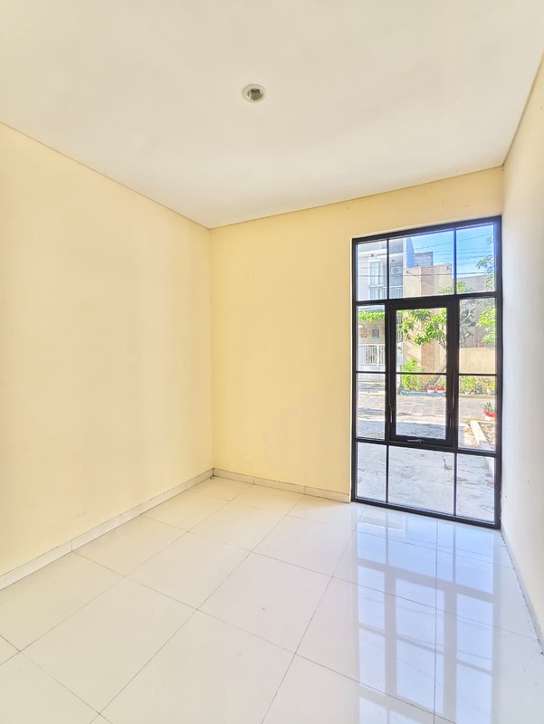 Rumah 2 Lantai Siap Huni dekat Jl. Kedung Cowek Surabaya Utara 