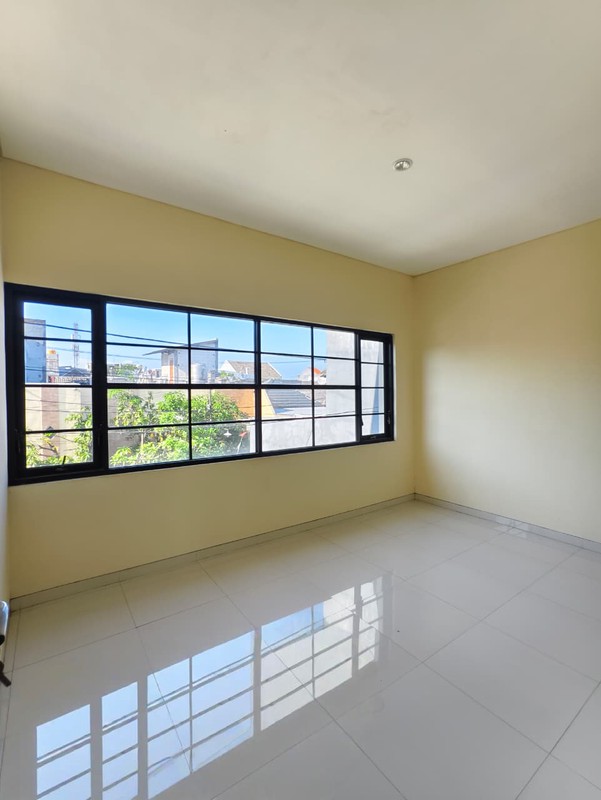 Rumah 2 Lantai Siap Huni Dekat Taman Suroboyo, Surabaya Utara 