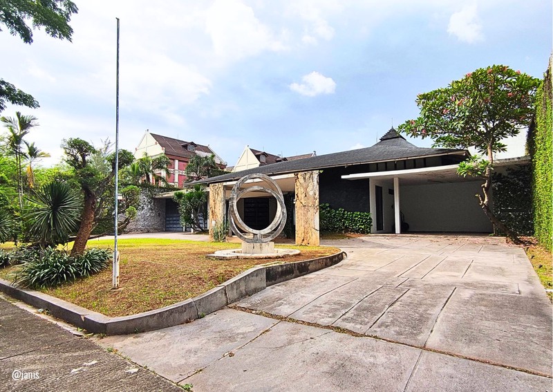 Halaman Rumah Luas , Kamar Luas dan Banyak Hanya Di Taman Picadilly Lippo Cikarang