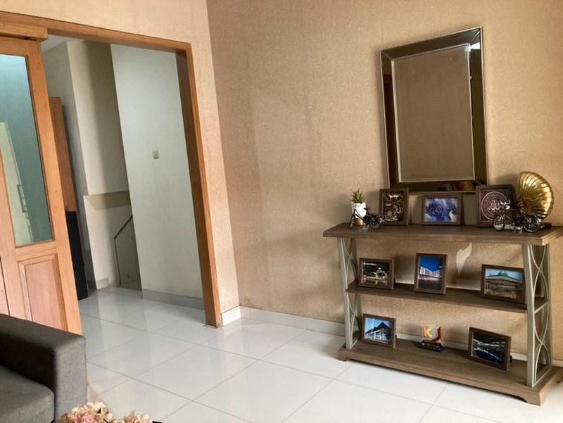 Rumah Terawat 2 Lantai di Cilandak Dekat Tol & MRT