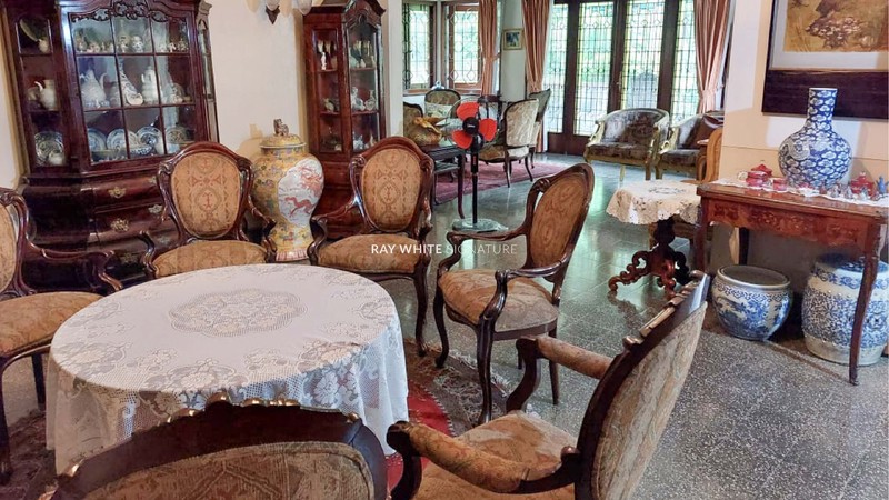 Rumah Bangunan Lama Terawat di Jl Kertosono Menteng