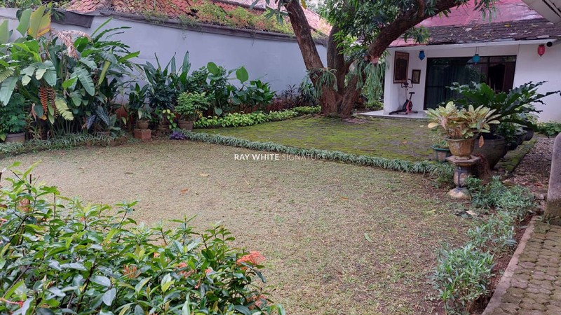 Rumah Bangunan Lama Terawat di Jl Kertosono Menteng