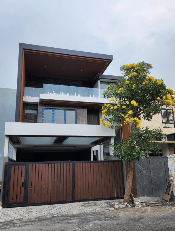 Dijual Rumah Modern Luxury 3 Lantai - Woodland Citraland Surabaya Barat