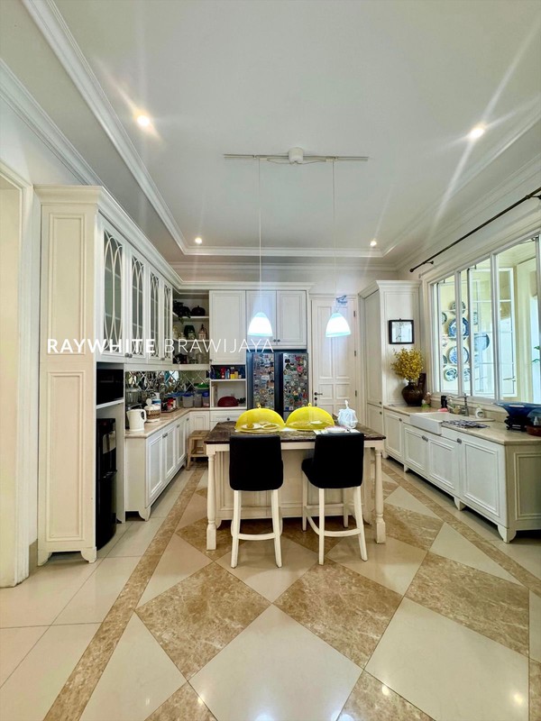 Rumah Bangunan Kokoh Colonial Classic Area Cipete Selatan