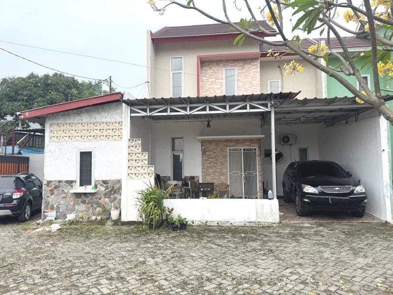 Rumah 2 Lantai, bebas banjir, Lokasi strategis di Jakarta Selatan