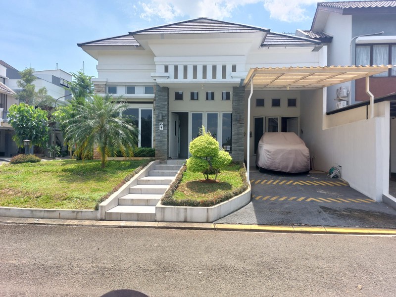 Rumah hoek 1 lantai  ada kolam renang di perumahan Legenda Wisata  Cibubur