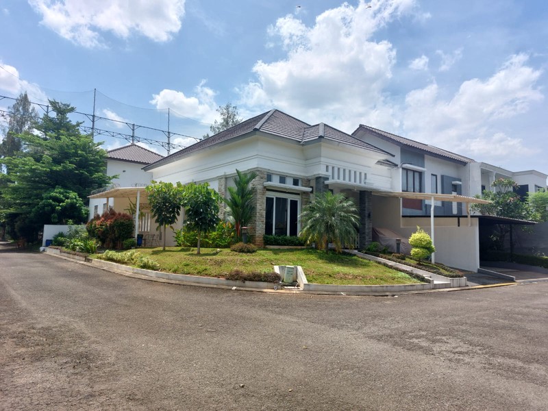 Rumah hoek 1 lantai  ada kolam renang di perumahan Legenda Wisata  Cibubur
