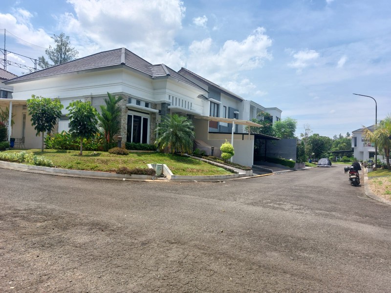 Rumah hoek 1 lantai  ada kolam renang di perumahan Legenda Wisata  Cibubur