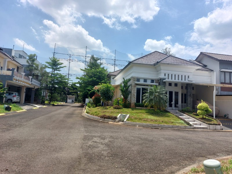 Rumah hoek 1 lantai  ada kolam renang di perumahan Legenda Wisata  Cibubur