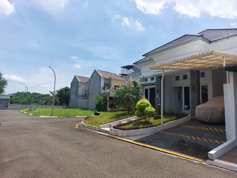 Rumah hoek 1 lantai  ada kolam renang di perumahan Legenda Wisata  Cibubur