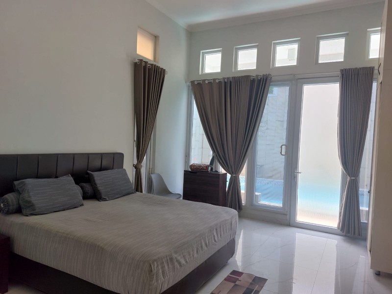 Rumah hoek 1 lantai  ada kolam renang di perumahan Legenda Wisata  Cibubur