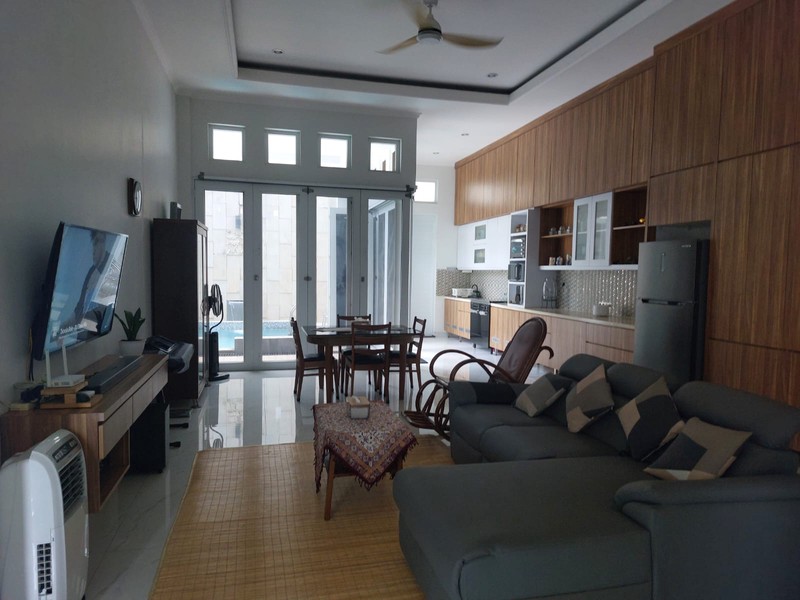 Rumah hoek 1 lantai  ada kolam renang di perumahan Legenda Wisata  Cibubur