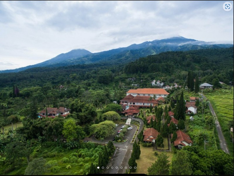 Dijual Rumah Villa Trawas JATIM- Area Royal Trawas - Plus Ada Kolam Renang / Private Pool - Halaman Hijau Dan Carport Luas 