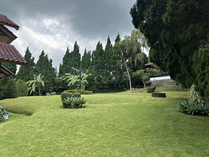 Dijual Rumah Villa Trawas JATIM- Area Royal Trawas - Plus Ada Kolam Renang / Private Pool - Halaman Hijau Dan Carport Luas 