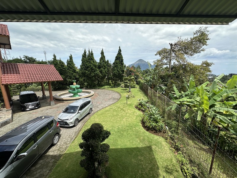 Dijual Rumah Villa Trawas JATIM- Area Royal Trawas - Plus Ada Kolam Renang / Private Pool - Halaman Hijau Dan Carport Luas 