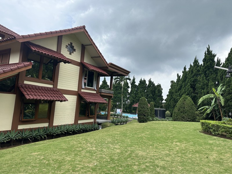 Dijual Rumah Villa Trawas JATIM- Area Royal Trawas - Plus Ada Kolam Renang / Private Pool - Halaman Hijau Dan Carport Luas 