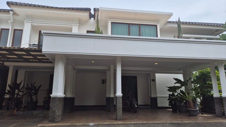 Rumah siap huni posisi hoek depan taman di Kota Wisata