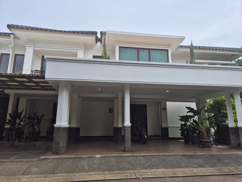 Rumah siap huni posisi hoek depan taman di Kota Wisata