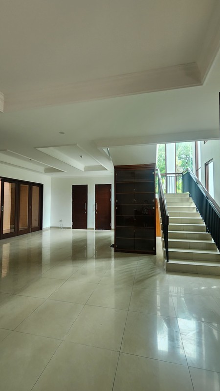 Rumah siap huni posisi hoek depan taman di Kota Wisata