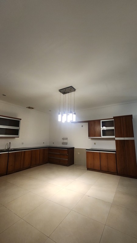 Rumah siap huni posisi hoek depan taman di Kota Wisata