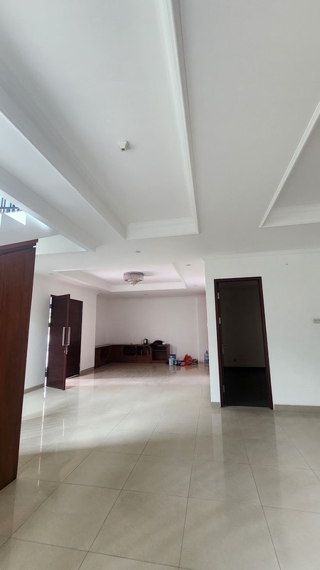 Rumah siap huni posisi hoek depan taman di Kota Wisata