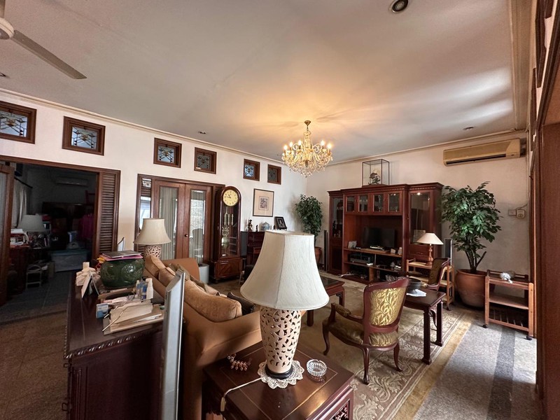 Lebak bulus villa cinere mas bangunan 3,5 lantai depan taman komplek