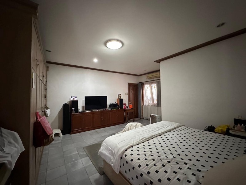 Lebak bulus villa cinere mas bangunan 3,5 lantai depan taman komplek