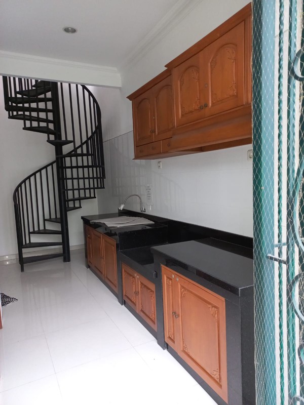 Sewa Rumah Pakuwon Indah Full Furnished Dekat Graha Family, Pakuwon Mall, National Hospital, Sampoerna Academy