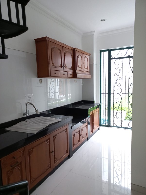 Sewa Rumah Pakuwon Indah Full Furnished Dekat Graha Family, Pakuwon Mall, National Hospital, Sampoerna Academy