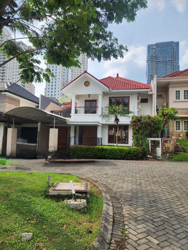 Sewa Rumah Pakuwon Indah Full Furnished Dekat Graha Family, Pakuwon Mall, National Hospital, Sampoerna Academy