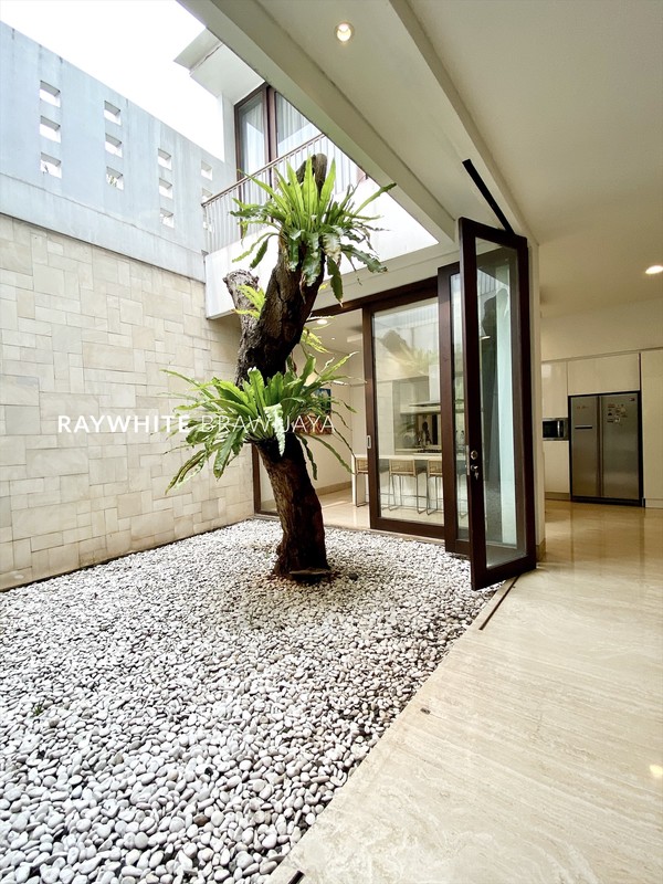 Rumah Mewah Siap Huni Area Kemang Barat