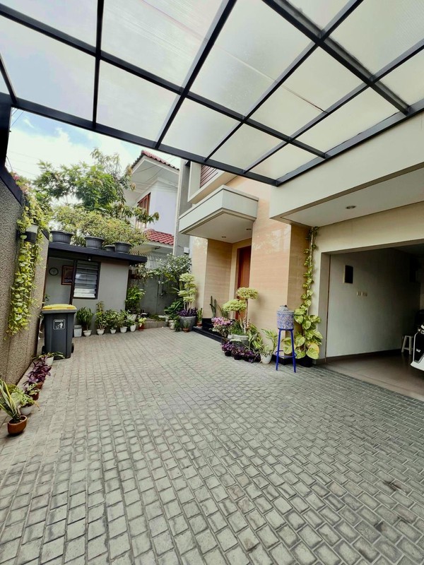 Rumah Dengan Kolam Renang, Lokasi Strategis di Pondok Indah, Jakarta Selatan