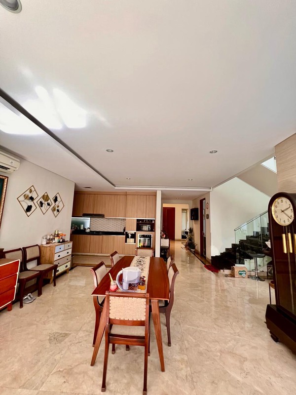 Rumah Dengan Kolam Renang, Lokasi Strategis di Pondok Indah, Jakarta Selatan