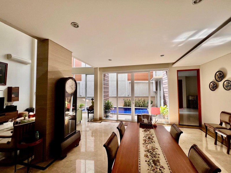 Rumah Dengan Kolam Renang, Lokasi Strategis di Pondok Indah, Jakarta Selatan