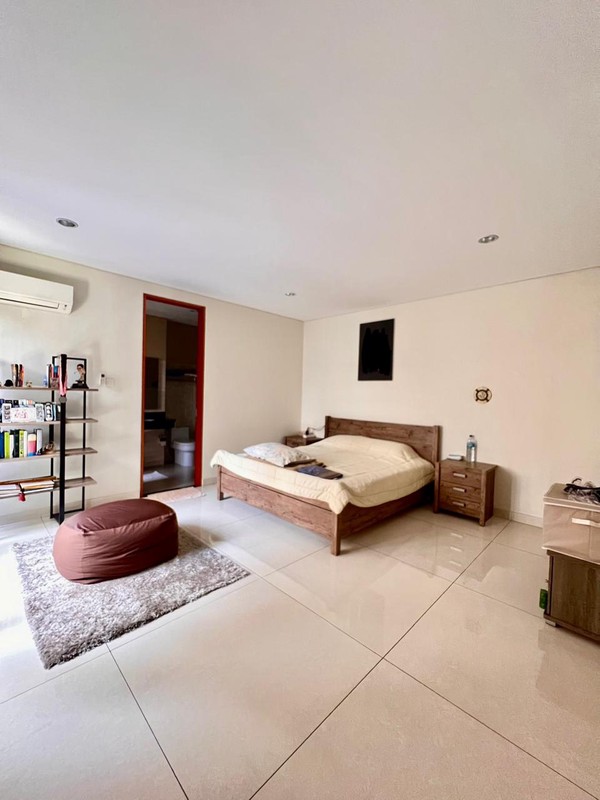 Rumah Dengan Kolam Renang, Lokasi Strategis di Pondok Indah, Jakarta Selatan