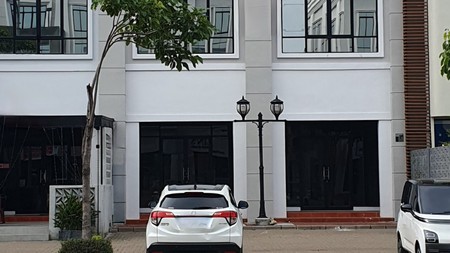 Ruko Sedayu City, Kelapa Gading. Dua muka, dua akses masuk, dua area parkir luas. Infrastruktur (lubang) untuk lift dan instalasi AC sudah siap. Juga saluran air untuk area pantry 