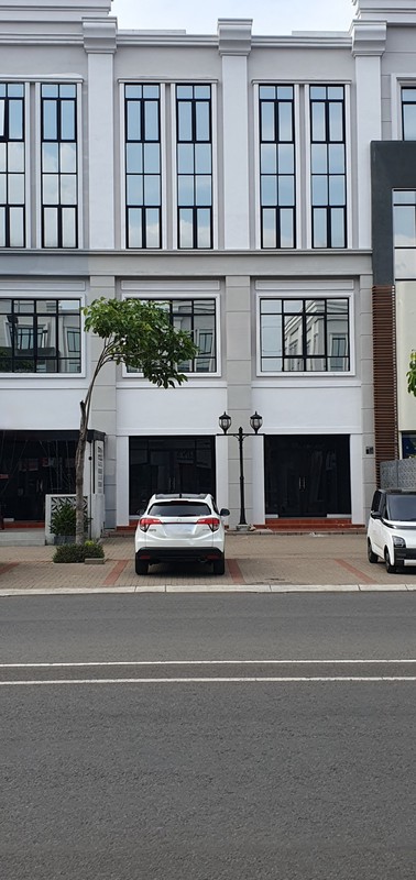 Ruko Sedayu City, Kelapa Gading. Dua muka, dua akses masuk, dua area parkir luas. Infrastruktur (lubang) untuk lift dan instalasi AC sudah siap. Juga saluran air untuk area pantry 